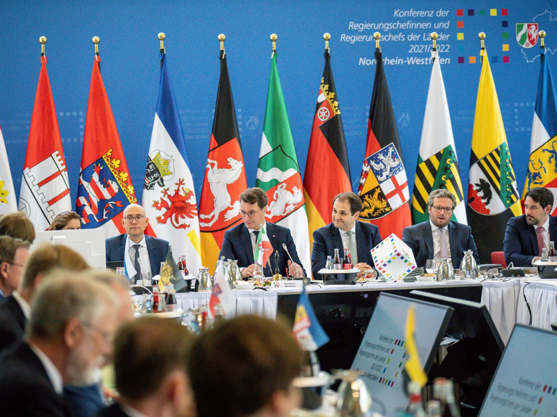 Die Ministerpräsidenten der Länder kommen heute mit Kanzler Scholz (M) zu turnusmäßigen Beratungen zusammen, bei denen die Migrationspolitik im Mittelpunkt stehen wird. - Foto: Michael Kappeler/dpa