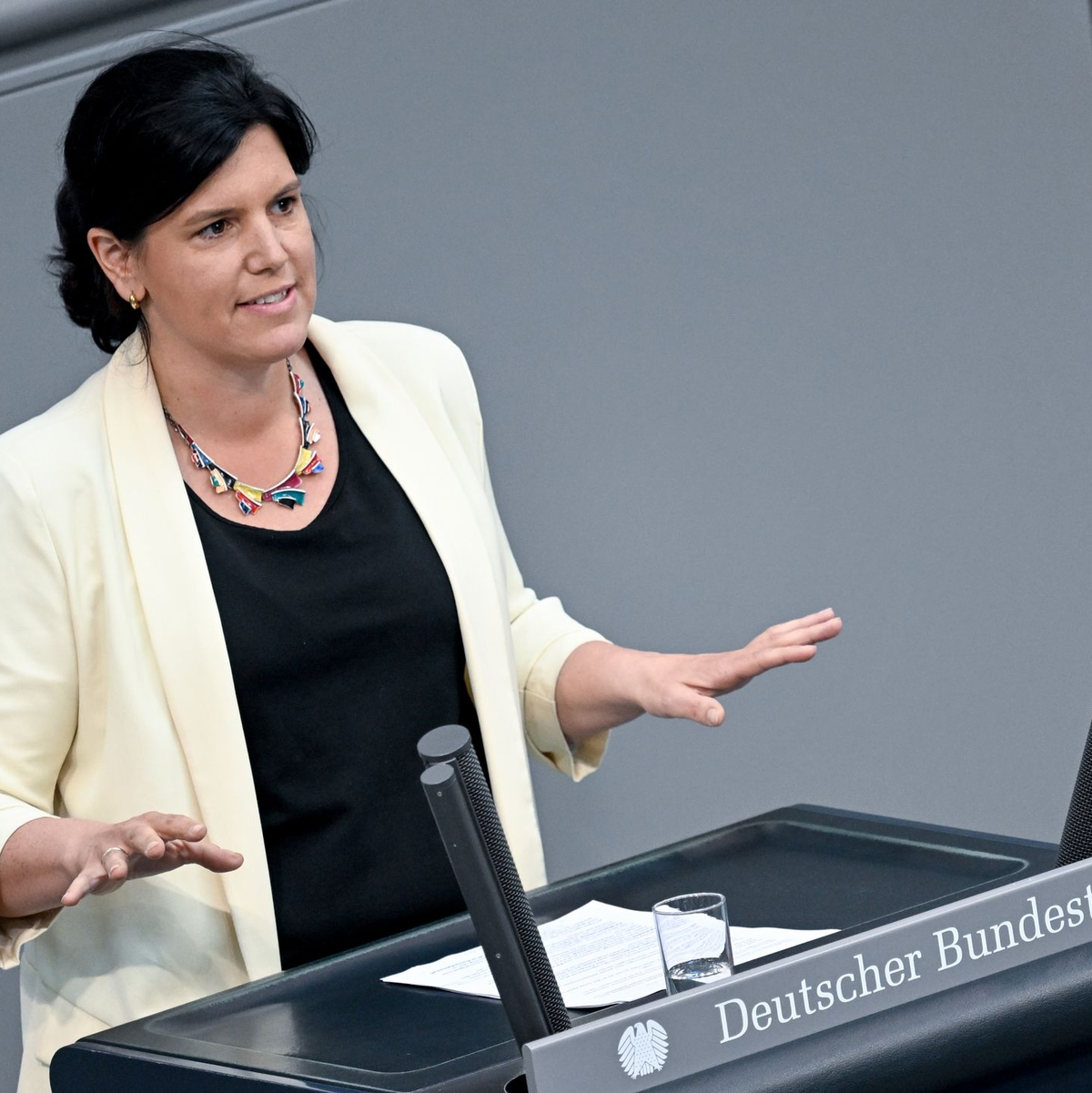 Tessa Ganserer (Bündnis 90/Die Grünen) und Sven Lehmann (Bündnis 90/Die Grünen), Parlamentarischer Staatssekretär für Familie, Senioren, Frauen und Jugend, umarmen sich am Rande der Abstimmung zum Selbstbestimmungsgesetz. - Foto: Britta Pedersen/dpa