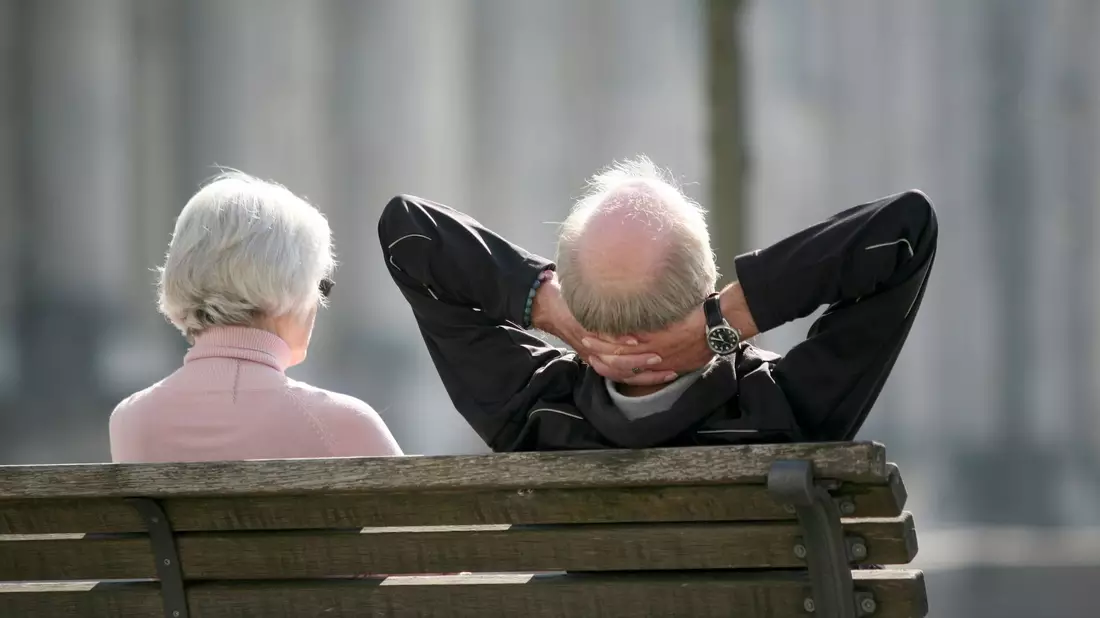In Deutschland gehen die Menschen laut Angaben der Deutschen Rentenversicherung im Schnitt im Alter von 64,4 Jahren in Rente. - Bild: Stephan Scheuer/dpa