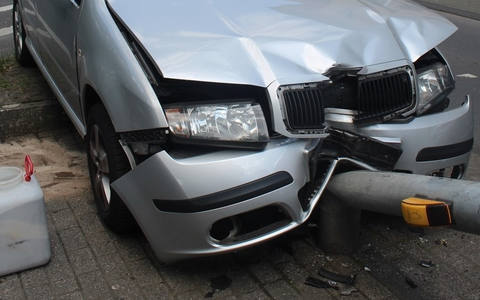 POL-BO: Schwerer Verkehrsunfall in Bochum: Autofahrer (27) kollidiert mit Baum, Beifahrerin (20) wird aus Pkw geschleudert - Foto: presseportal.de
