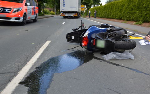 POL-HF: Mercedes stürzt Böschung herab - Vier Personen verletzt - Foto: presseportal.de
