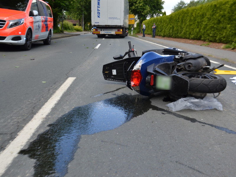 POL-HF: Mercedes stürzt Böschung herab - Vier Personen verletzt - Foto: presseportal.de