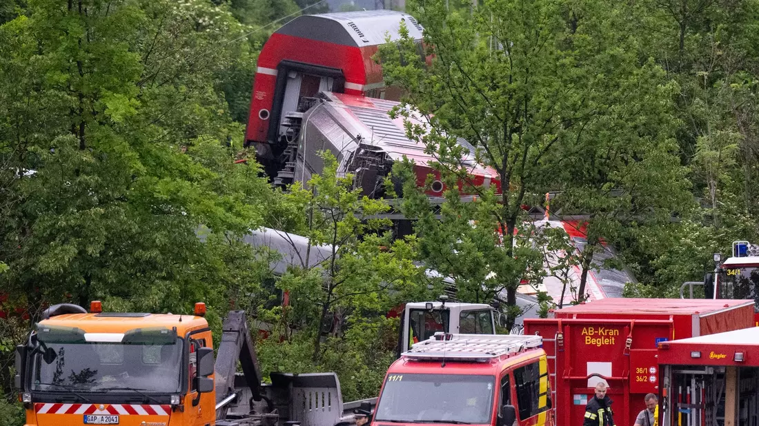 Rettungskräfte haben nach dem schweren Zugunglück einen der Waggons angehoben. Bei dem Unglück im Juni 2022 kamen fünf Menschen ums Leben. - Bild: Sven Hoppe/dpa