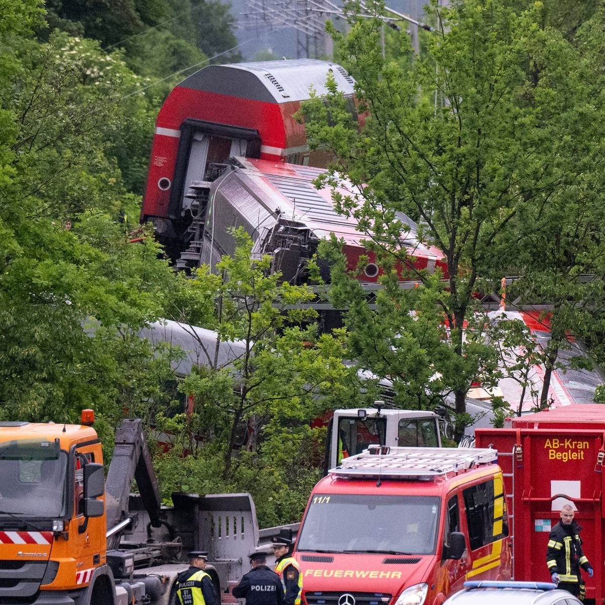Rettungskräfte haben nach dem schweren Zugunglück einen der Waggons angehoben. Bei dem Unglück im Juni 2022 kamen fünf Menschen ums Leben. - Foto: Sven Hoppe/dpa