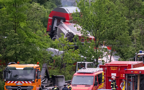 Rettungskräfte haben nach dem schweren Zugunglück einen der Waggons angehoben. Bei dem Unglück im Juni 2022 kamen fünf Menschen ums Leben. - Foto: Sven Hoppe/dpa