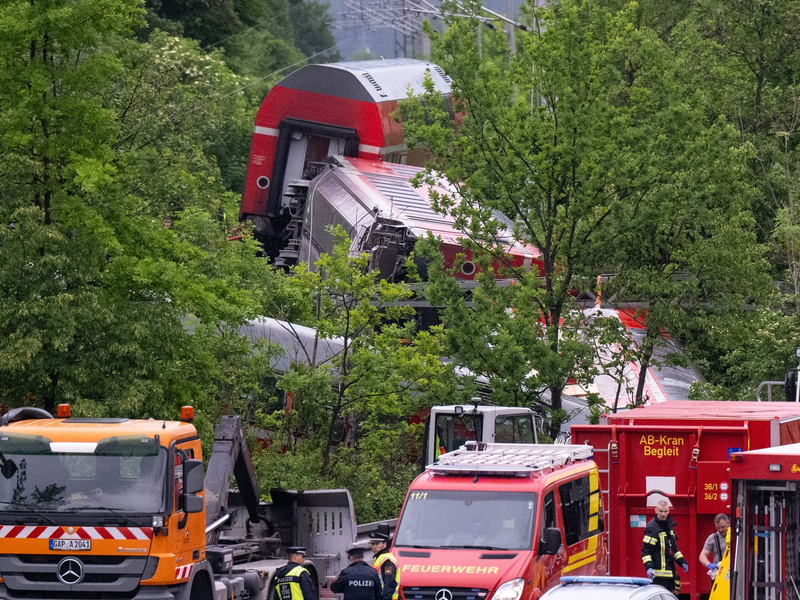 Rettungskräfte haben nach dem schweren Zugunglück einen der Waggons angehoben. Bei dem Unglück im Juni 2022 kamen fünf Menschen ums Leben. - Foto: Sven Hoppe/dpa
