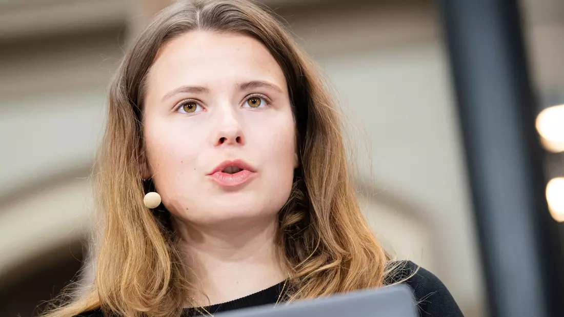 Luisa Neubauer vor dem Kanzleramt in Berlin. - Bild: Paul Zinken/dpa