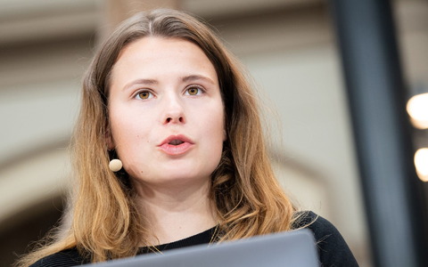 Luisa Neubauer vor dem Kanzleramt in Berlin. - Foto: Paul Zinken/dpa