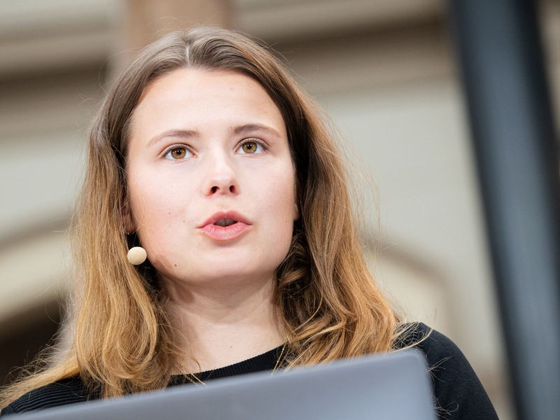 Luisa Neubauer vor dem Kanzleramt in Berlin. - Foto: Paul Zinken/dpa