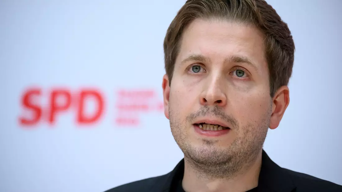Kevin Kühnert spricht bei einer Plenarsitzung im Deutschen Bundestag. - Bild: Bernd von Jutrczenka/dpa