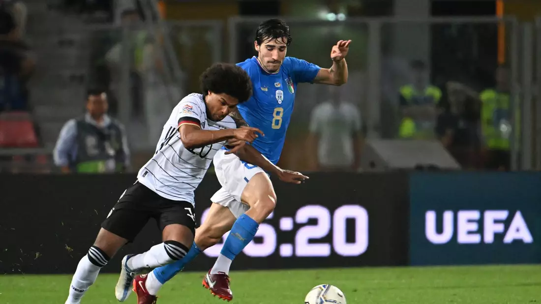Umkämpftes Rückspiel in Leverkusen: Amine Adli (l) im Zweikampf mit Roms Evan Ndick. - Bild: Federico Gambarini/dpa