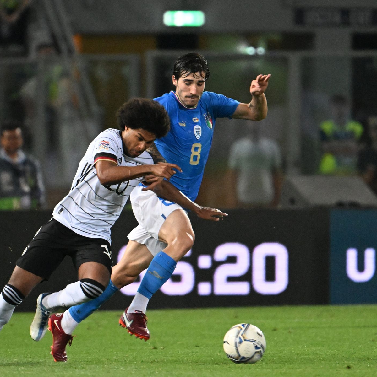 Deutschlands Florian Wirtz (r) im Zweikampf mit dem US-Amerikaner Weston McKennie. - Foto: Federico Gambarini/dpa