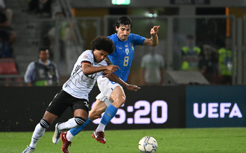 Umkämpftes Rückspiel in Leverkusen: Amine Adli (l) im Zweikampf mit Roms Evan Ndick. - Foto: Federico Gambarini/dpa