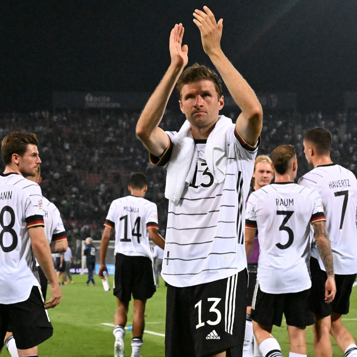 Thomas Müller geht enttäuscht vom Feld. - Foto: Federico Gambarini/dpa