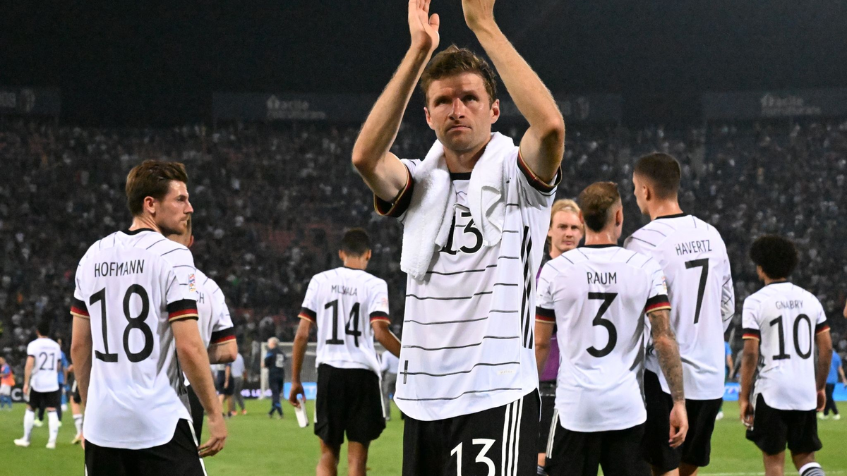 Laut Thomas Müller (M) ist Bayer Leverkusen der Hauptkonkurrent vom FC Bayern München. - Foto: Federico Gambarini/dpa