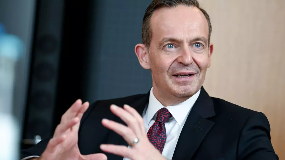 Der Bund muss als Folge der geplatzten Pkw-Maut 243 Millionen Euro Schadenersatz an die einst vorgesehenen Betreiber zahlen. Deshalb schaltet Bundesverkehrsminister Volker Wissing (FDP) einen Gutachter ein. - Bild: Britta Pedersen/dpa