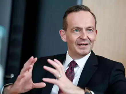 Der Bund muss als Folge der geplatzten Pkw-Maut 243 Millionen Euro Schadenersatz an die einst vorgesehenen Betreiber zahlen. Deshalb lässt Bundesverkehrsminister Volker Wissing (FDP) ein Gutachten erstellen. - Foto: Britta Pedersen/dpa
