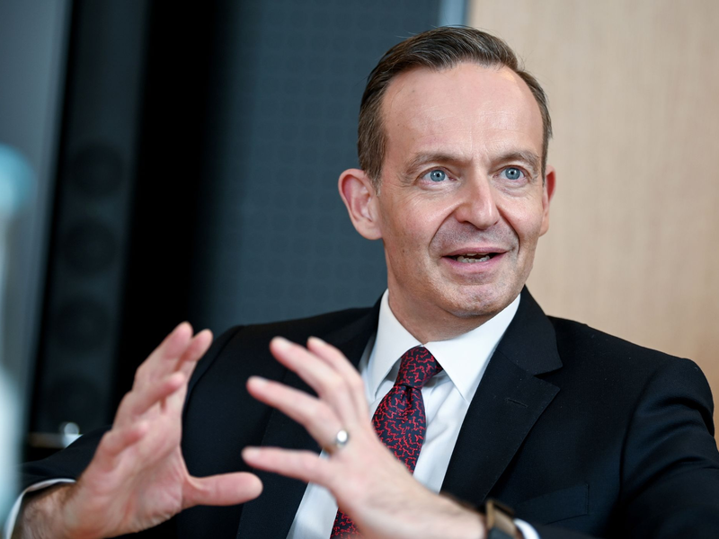 Der Bund muss als Folge der geplatzten Pkw-Maut 243 Millionen Euro Schadenersatz an die einst vorgesehenen Betreiber zahlen. Deshalb lässt Bundesverkehrsminister Volker Wissing (FDP) ein Gutachten erstellen. - Foto: Britta Pedersen/dpa