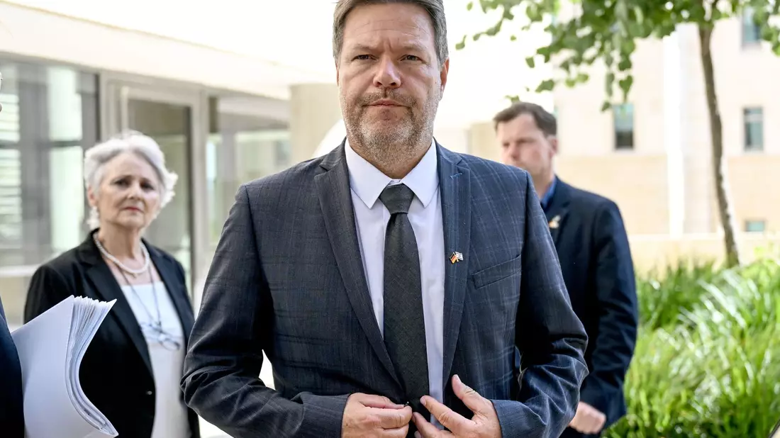 «Was wir im Moment weltweIt erleben, dass die Erde anfängt buchstäblich zu brennen»: Robert Habeck (M.). - Bild: Britta Pedersen/dpa