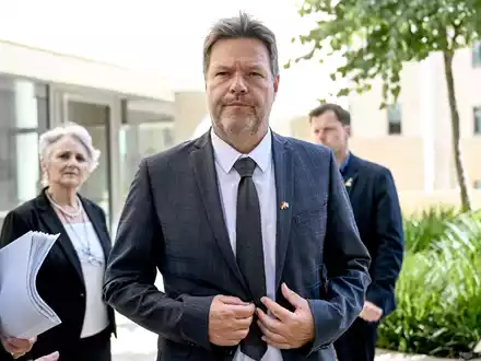 Robert Habeck will die Energiepreisbremsen noch etwas verlängern. - Foto: Britta Pedersen/dpa