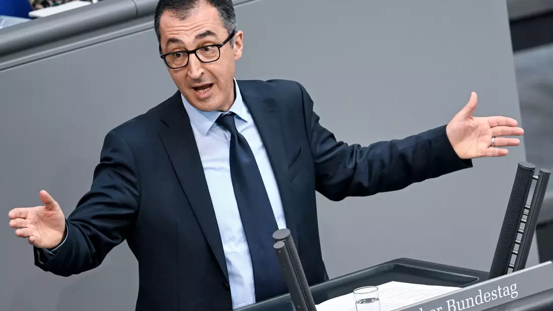 «Nachhaltig wirtschaften muss sich lohnen», sagt Bundesagrarminister Cem Özdemir (Grüne). - Bild: Britta Pedersen/dpa