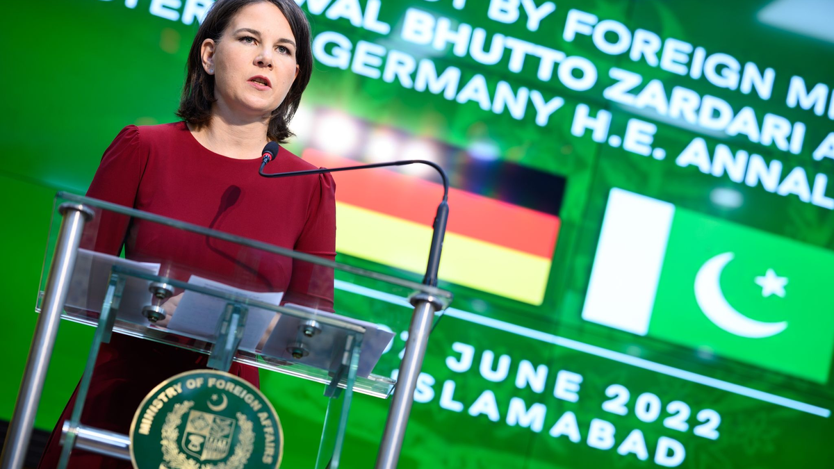 Außenministerin Annalena Baerbock spricht zur Eröffnung der Konferenz der Leiterinnen und Leiter deutscher Auslandsvertretungen im Auswärtigen Amt. - Foto: Bernd von Jutrczenka/dpa