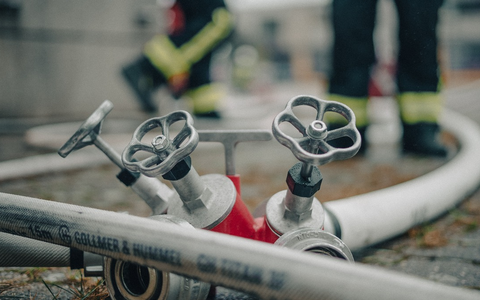FW Moers: Erneuter Brand in leerstehendem Gewerbekomplex - Foto: presseportal.de