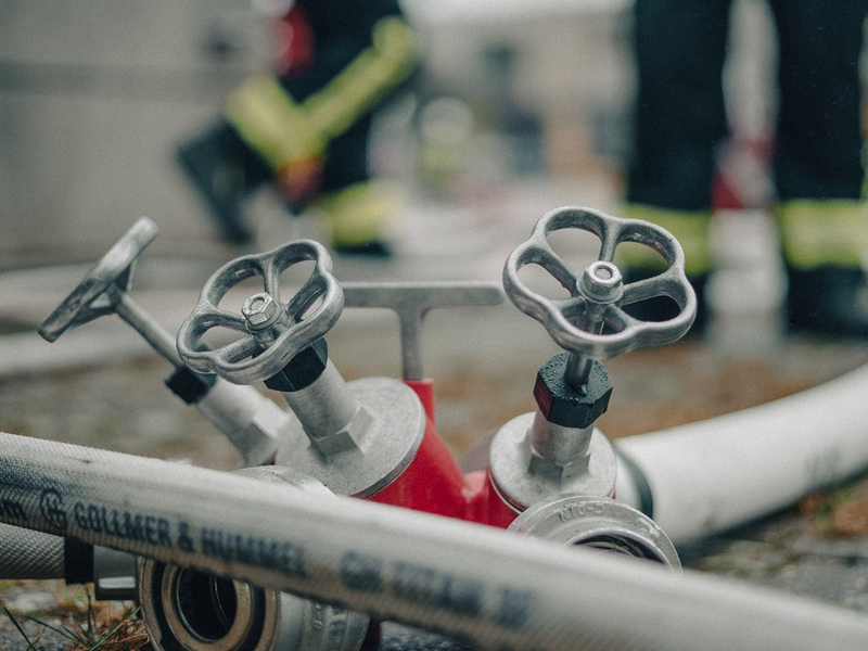 FW Moers: Erneuter Brand in leerstehendem Gewerbekomplex - Foto: presseportal.de