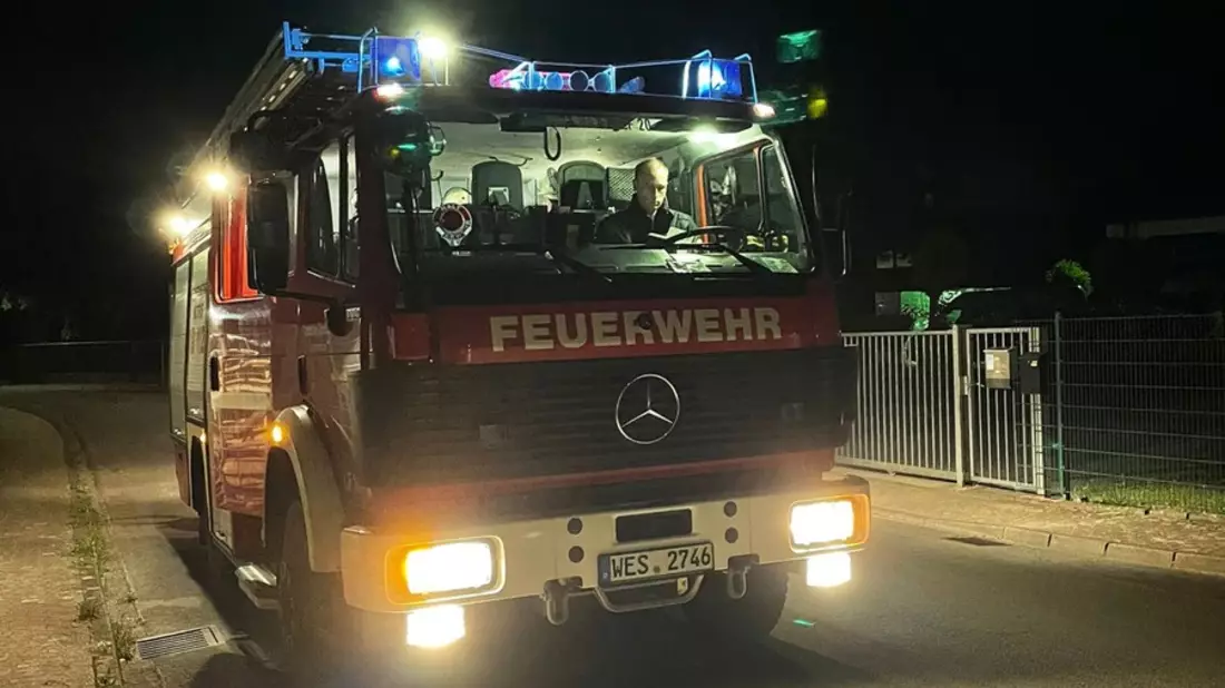 POL-PDNW: PKW-Brand - Ampelanlage und Fahrbahndecke beschädigt - Bild: presseportal.de