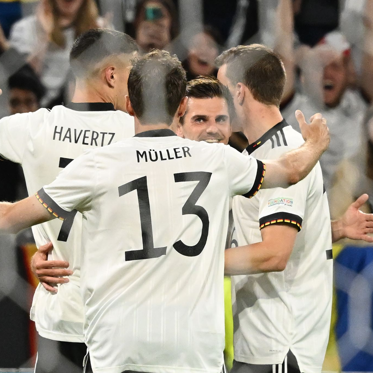 Sloweniens Zan Karnicnik (l) jubelt nach seinem Tor mit Mitspieler Andraz Sporar an der Eckfahne. - Foto: Sven Hoppe/dpa