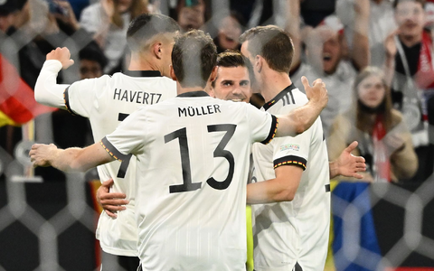 Sloweniens Zan Karnicnik (l) jubelt nach seinem Tor mit Mitspieler Andraz Sporar an der Eckfahne. - Foto: Sven Hoppe/dpa Sloweniens Zan Karnicnik (l) jubelt nach seinem Tor mit Mitspieler Andraz Sporar an der Eckfahne. - Foto: Sven Hoppe/dpa