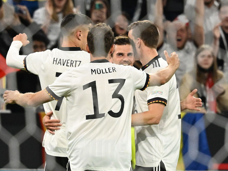 Sloweniens Zan Karnicnik (l) jubelt nach seinem Tor mit Mitspieler Andraz Sporar an der Eckfahne. - Foto: Sven Hoppe/dpa