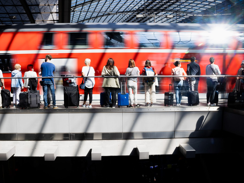 Die Deutsche Bahn will gegen den angekündigten Streik der Lokführergewerkschaft gerichtlich vorgehen. - Foto: Christoph Soeder/dpa