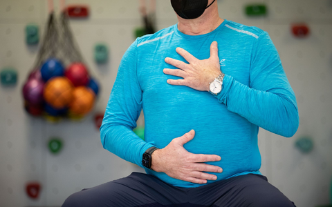 Ein Long-Covid-Patient macht ein Atemtraining in einem Gymnastikraum einer Reha-Klinik für Post-Covid Erkrankte. - Foto: Friso Gentsch/dpa