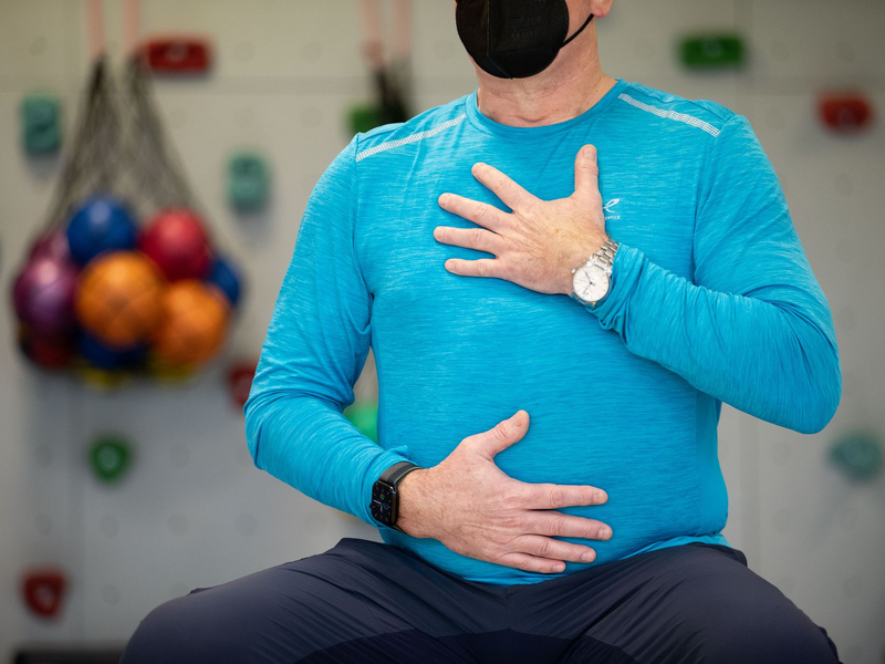 Ein Long-Covid-Patient macht ein Atemtraining in einer Reha-Klinik für Post-Covid-Erkrankte. (Archivbild) - Foto: Friso Gentsch/dpa