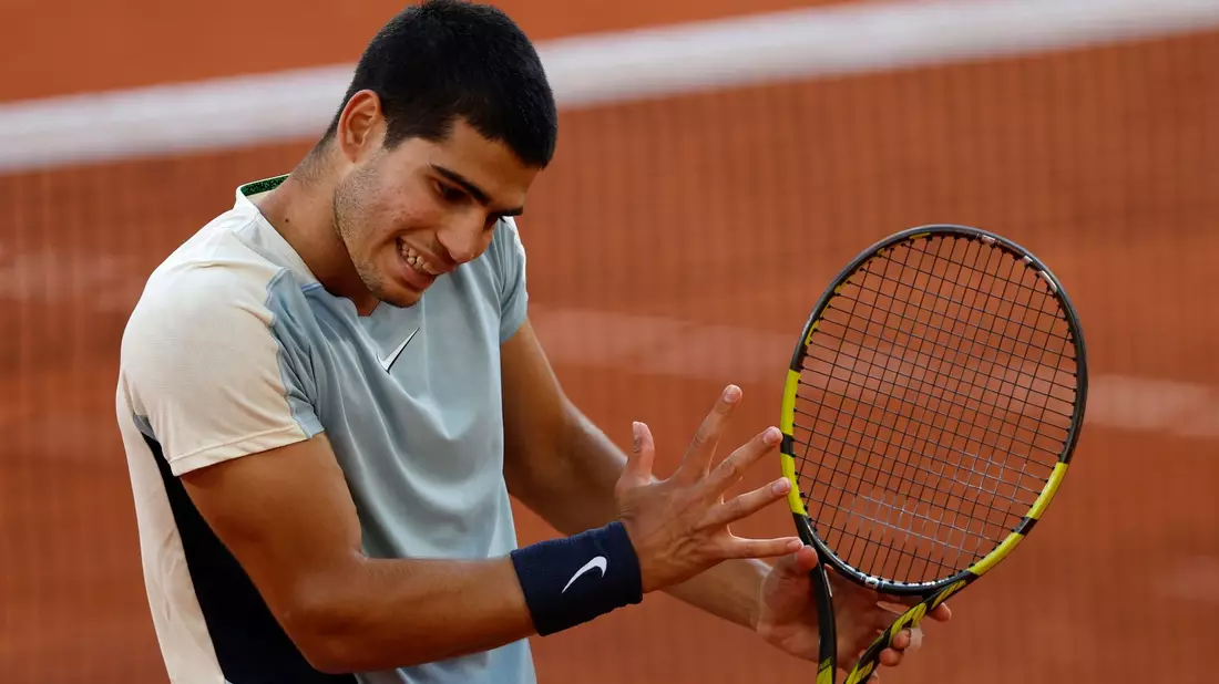 Carlos Alcaraz war ab Anfang des dritten Satzes schwer angeschlagen. - Bild: Jean-Francois Badias/AP/dpa