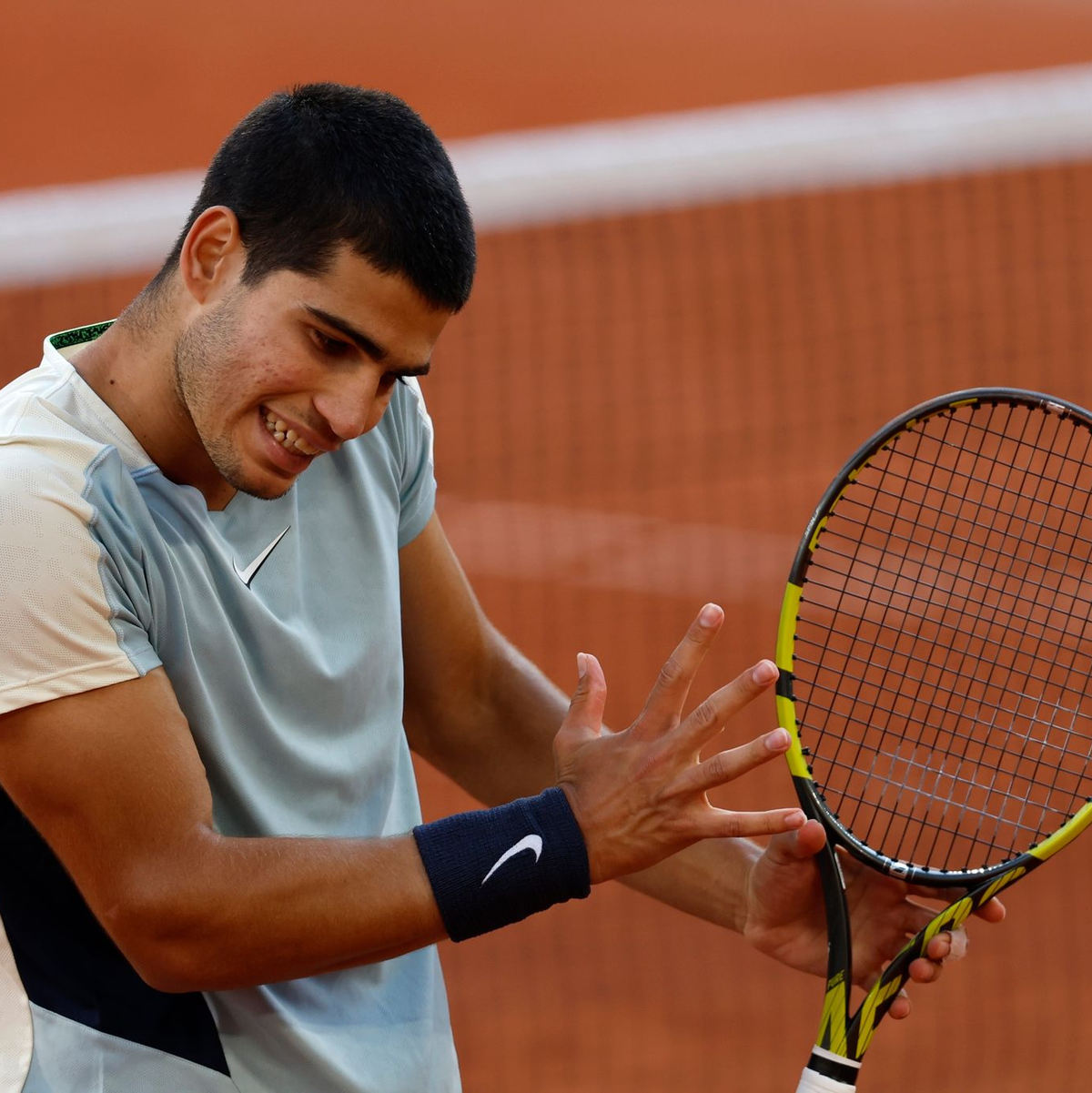 Carlos Alcaraz und Alexander Zverev lieferten sich eine umkämpfte Finalpartie über fünf Sätze. - Foto: Jean-Francois Badias/AP/dpa