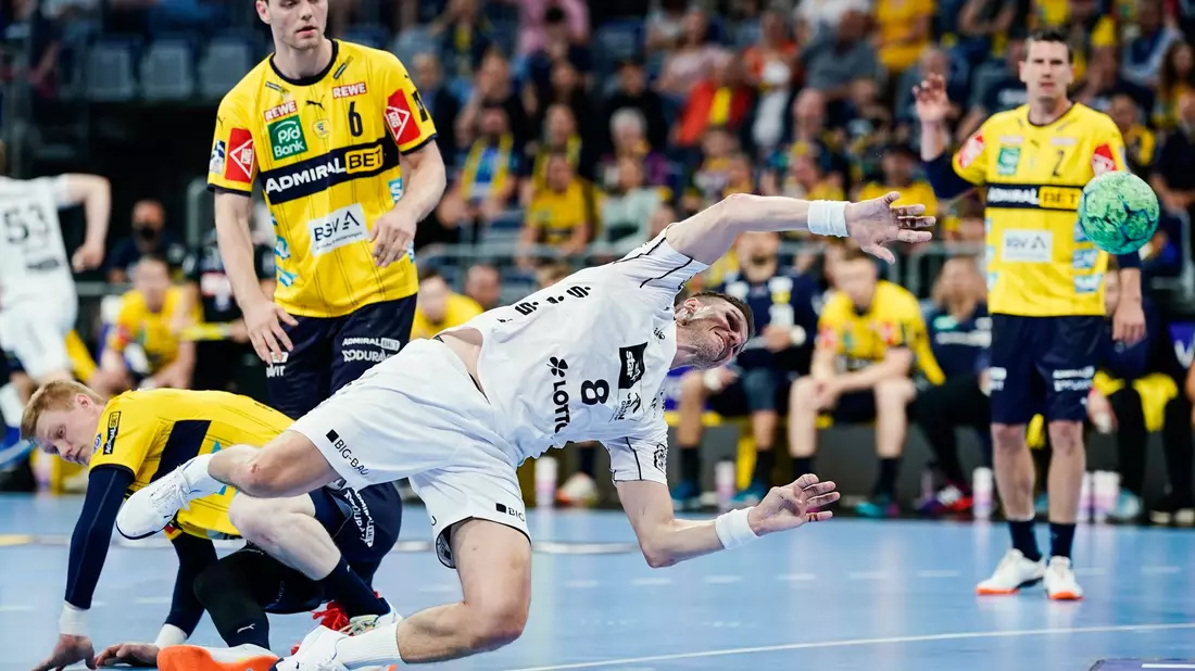 Sebastian Heymann (Rhein-Neckar Löwen, l) im Duell mit Hendrik Pekeler (THW Kiel) - Bild: Uwe Anspach/dpa