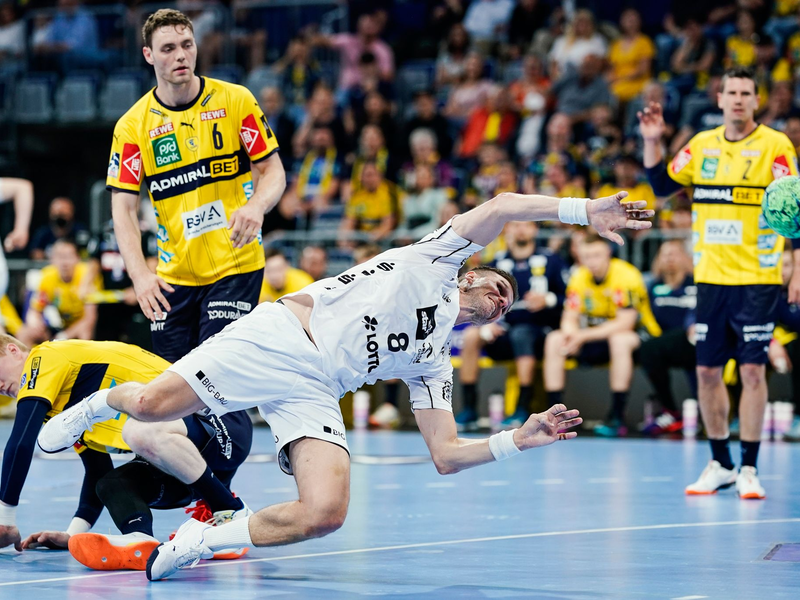 Sebastian Heymann (Rhein-Neckar Löwen, l) im Duell mit Hendrik Pekeler (THW Kiel) - Foto: Uwe Anspach/dpa