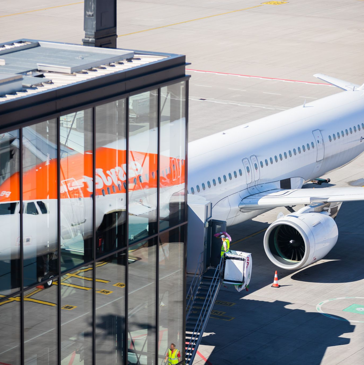 Passagiere stehen am Flughafen Berlin Brandenburg (BER) vor der Sicherheitskontrolle Schlange (Archivbild). - Foto: Christoph Soeder/dpa