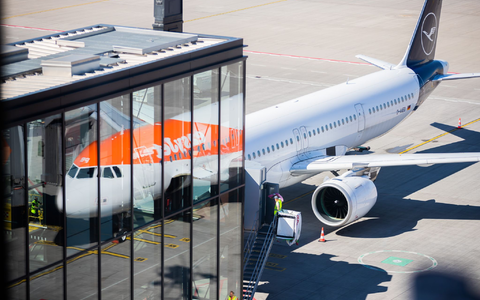 Passagiere stehen am Flughafen Berlin Brandenburg (BER) vor der Sicherheitskontrolle Schlange (Archivbild). - Foto: Christoph Soeder/dpa