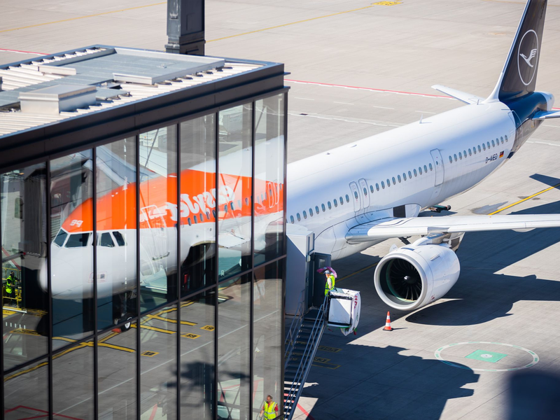 Passagiere stehen am Flughafen Berlin Brandenburg (BER) vor der Sicherheitskontrolle Schlange (Archivbild). - Foto: Christoph Soeder/dpa
