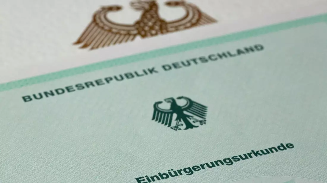 Zuwanderer sollen laut dem Gesetzentwurf der Bundesregierung künftig bereits nach fünf Jahren Aufenthalt in Deutschland Staatsbürger werden können, vorausgesetzt sie können ihren Lebensunterhalt ohne staatliche Hilfe bestreiten. - Bild: Fernando Gutierrez-Juarez/dpa-Zentralbild/dpa