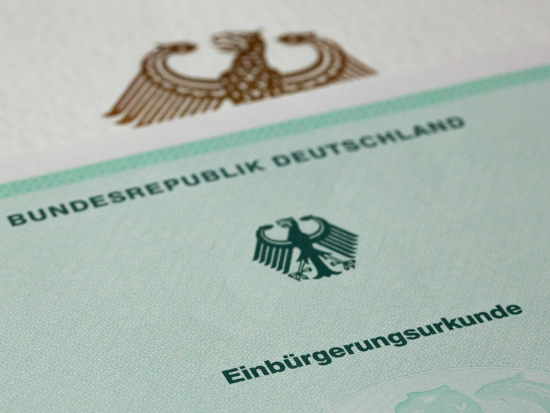 Zuwanderer sollen laut dem Gesetzentwurf der Bundesregierung künftig bereits nach fünf Jahren Aufenthalt in Deutschland Staatsbürger werden können, vorausgesetzt sie können ihren Lebensunterhalt ohne staatliche Hilfe bestreiten. - Foto: Fernando Gutierrez-Juarez/dpa-Zentralbild/dpa