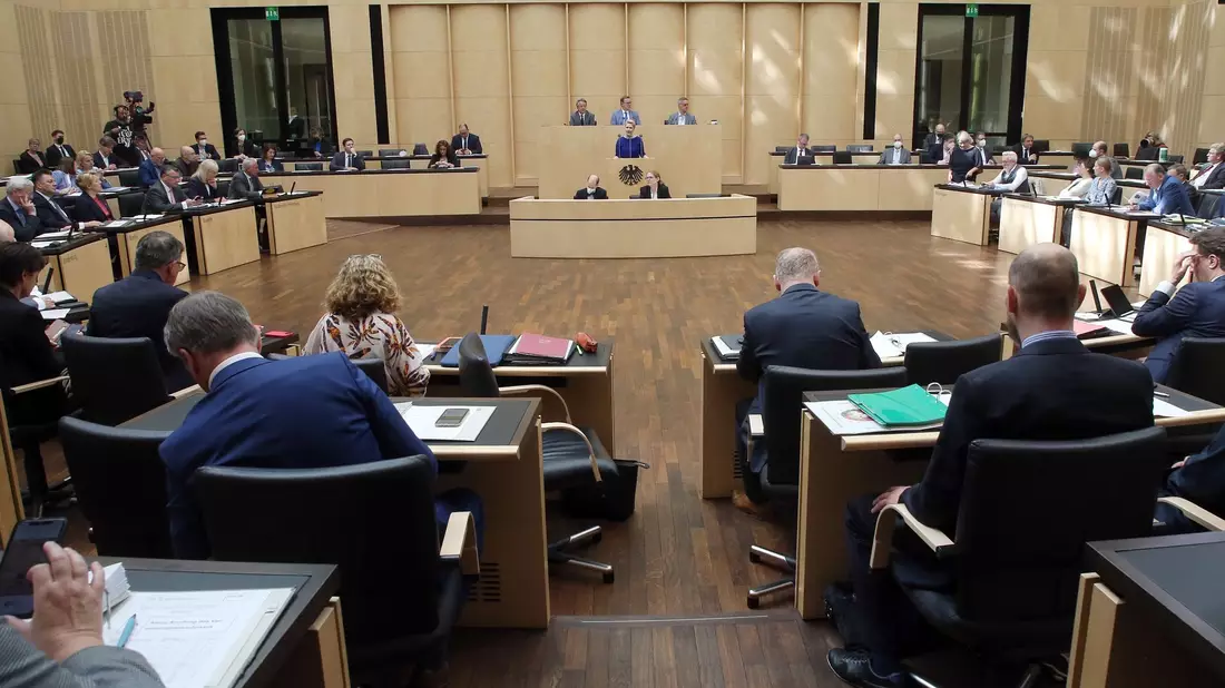 Abgeordnete der Länder während der Sitzung des Bundesrates in Berlin. - Bild: Wolfgang Kumm/dpa