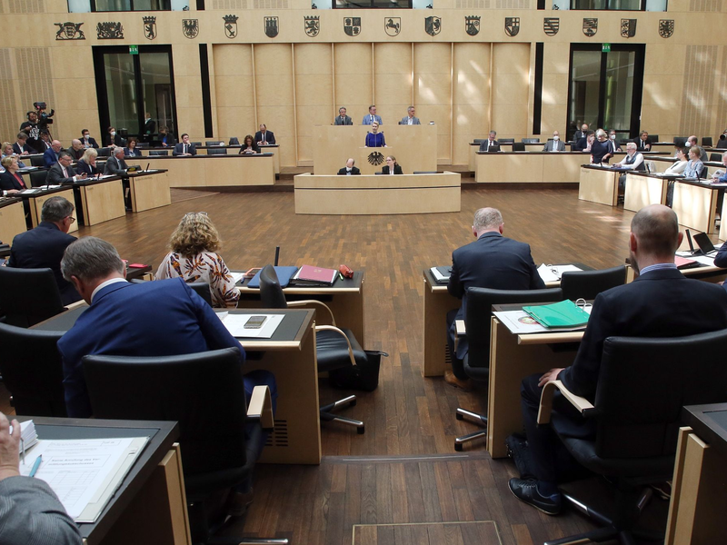 Abgeordnete der Länder während der Sitzung des Bundesrates in Berlin. - Foto: Wolfgang Kumm/dpa