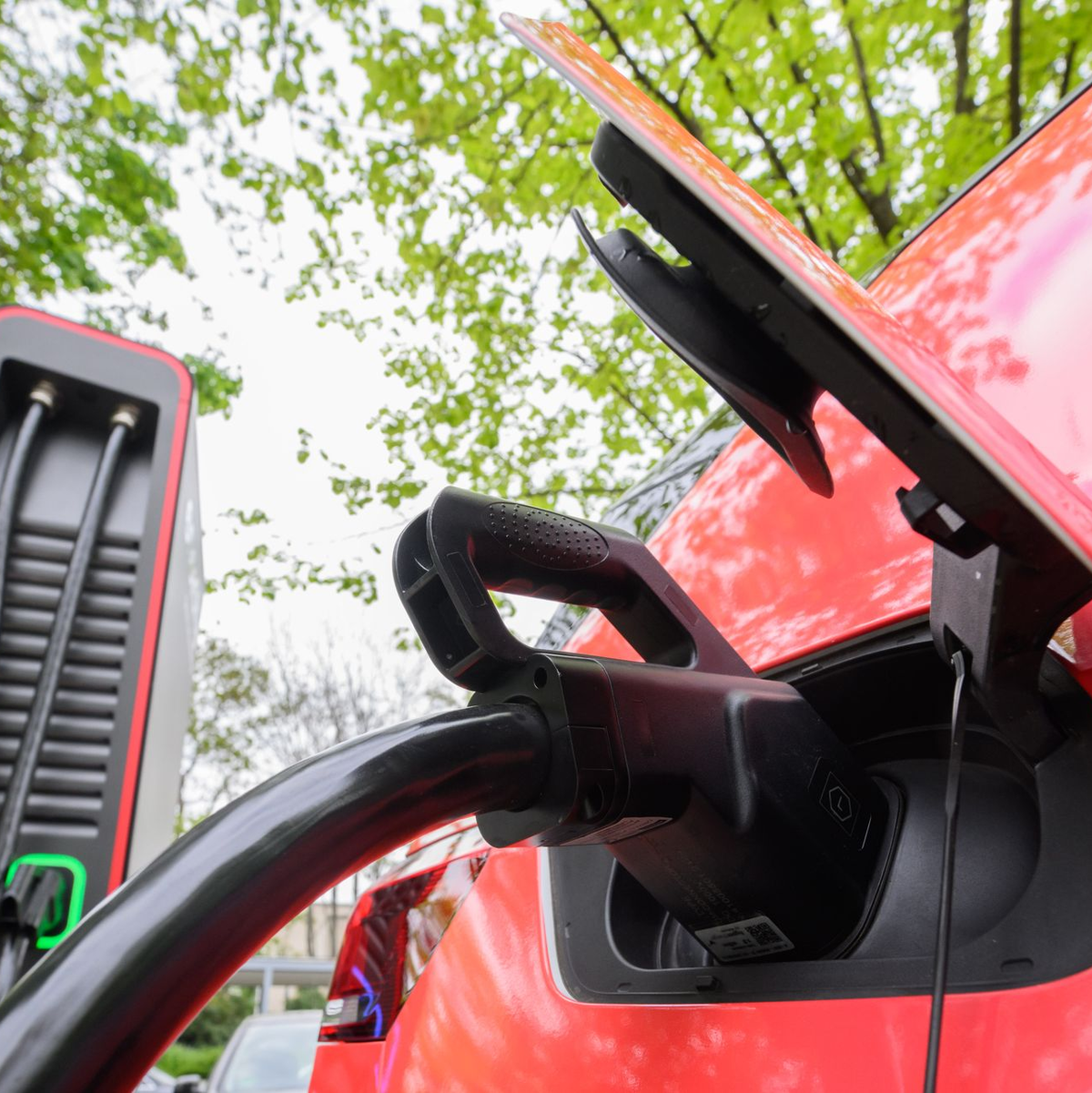 Elektroautos stehen laut der Unternehmensberatung PwC Strategy& inzwischen auf der Schwelle zum Massenmarkt. - Foto: Julian Stratenschulte/dpa