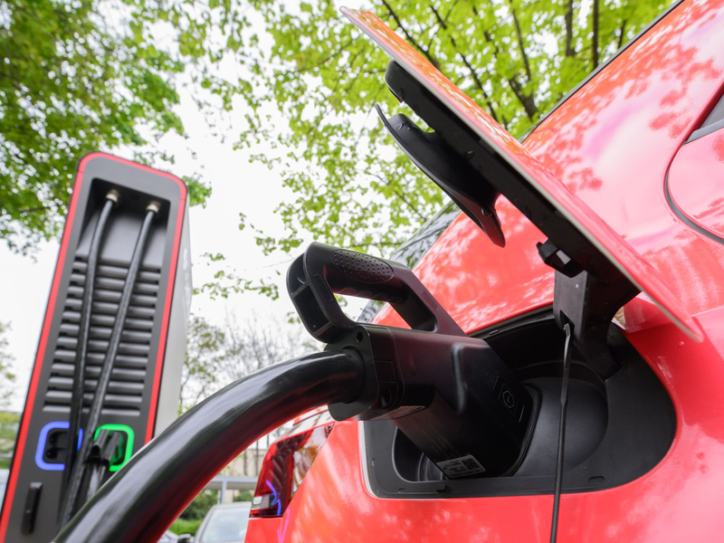 Ein Elektroauto an einer Schnellladesäule: Die Reparatur von E-Autos ist deutlich teurer als von Verbrennerautos - Foto: Julian Stratenschulte/dpa