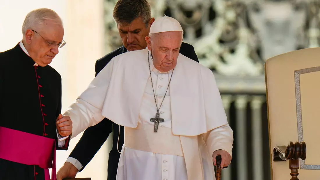 Musste in eine Klinik: der Papst. (Archivbild) - Bild: Alessandra Tarantino/AP/dpa
