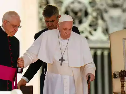 Seine Aussagen zum Krieg in der Ukraine haben Papst Franziskus viel Kritik eingebracht. - Foto: Alessandra Tarantino/AP/dpa